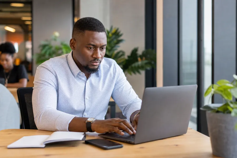 Entrepreneur travaillant sur son ordinateur portable dans un espace de coworking